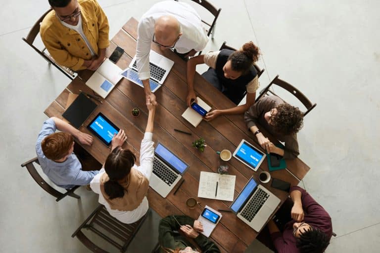 Equipa de uma empresa de tradução a coordenar um projeto multilingue